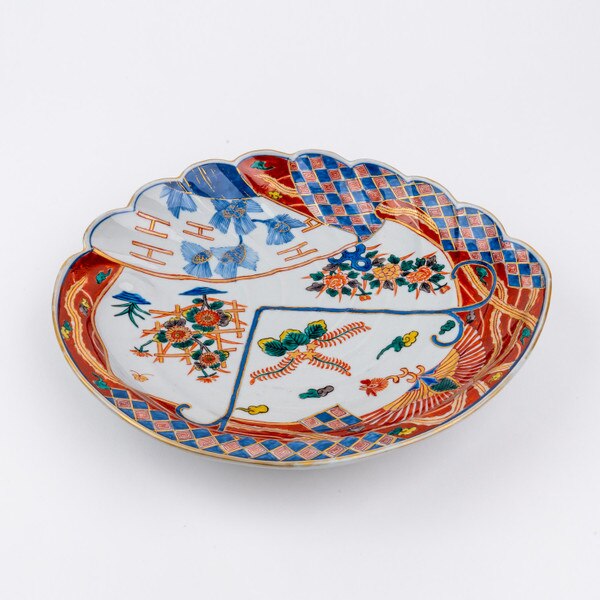 Image of Daishoji Imari Shell-shaped Plate 12.75" with Plate Stand 2
