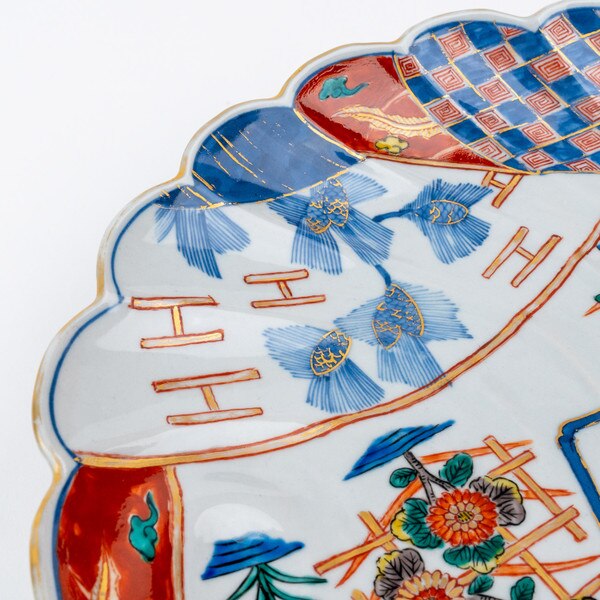 Image of Daishoji Imari Shell-shaped Plate 12.75" with Plate Stand 4