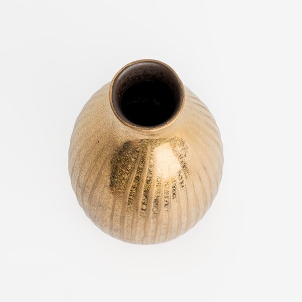 Image of Kuro Yuzu Gold Sake Bottle 8 oz 3